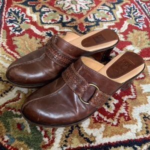 FRYE clog mules. Genuine leather. Chocolate brown. Braided detail with ring. 10